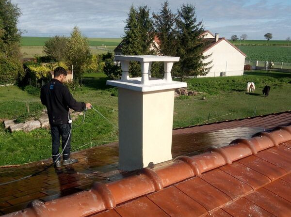 Couvreur en action sur un contrôle d'étanchéité de toiture à Reims