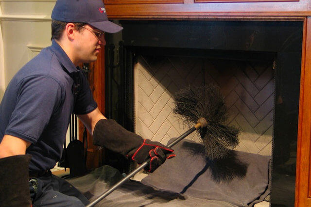 Ramoneur en action sur une cheminée à Lille